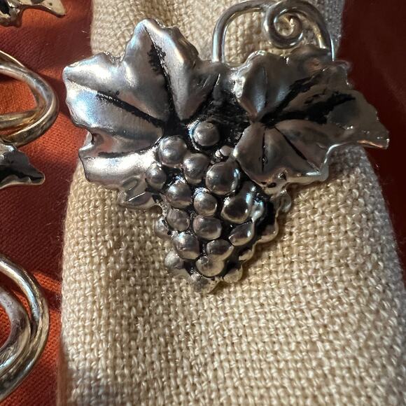 Vintage silver metal grape cluster leaf napkin rings vineyard Fall table decor - Picture 8 of 8
